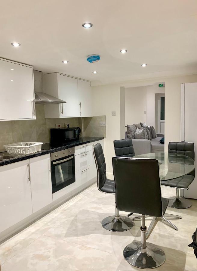 Stylish En Suite Double Room Kensington 런던 외부 사진
